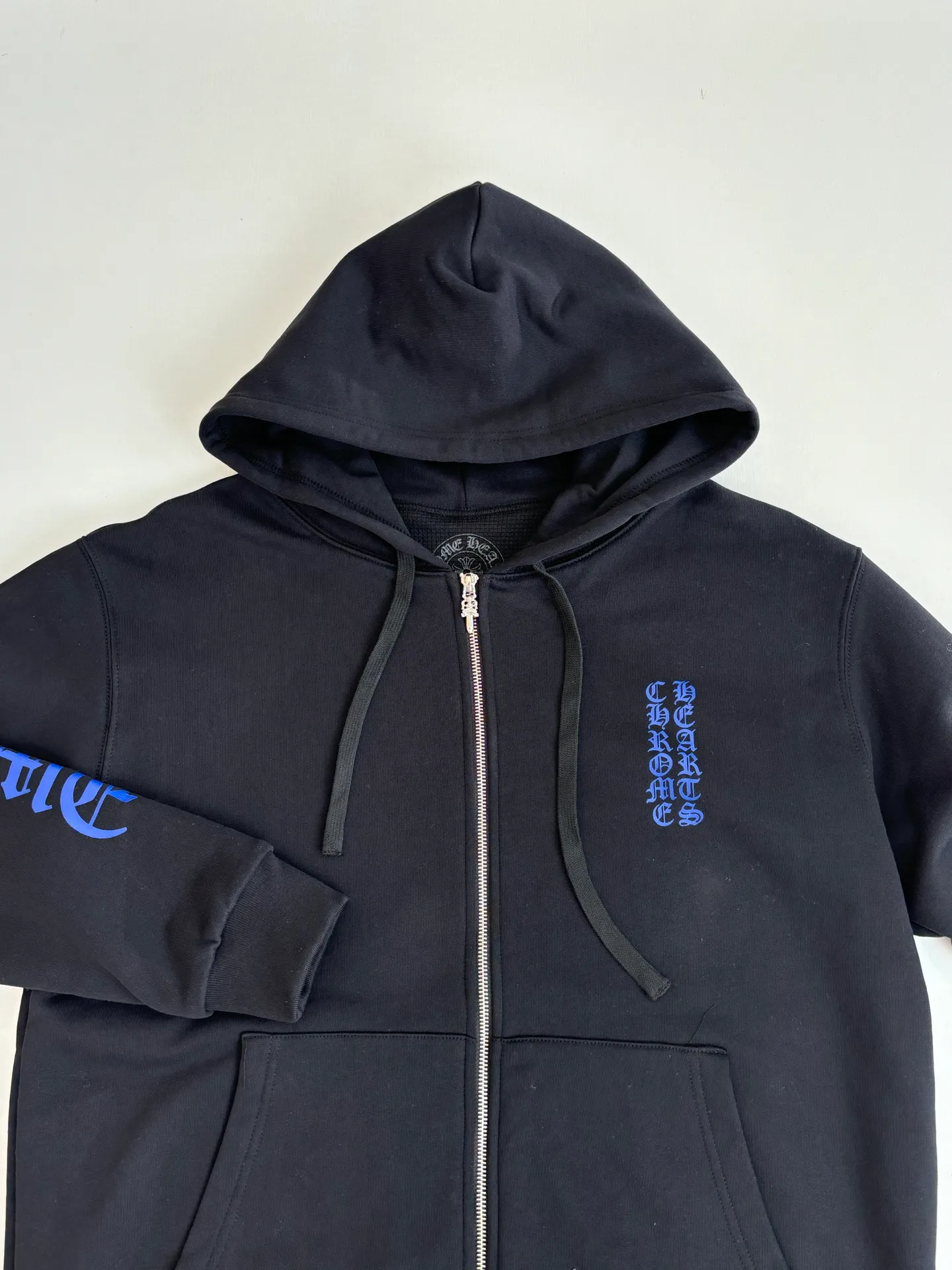 P490 Chrome Heart*/Chrome Heart's new Ch blue Sanskrit printed zipper hooded sweatshirt is made of high-quality cotton fabrics and has a loose shoulder cut that is not flattering on the figure. It can provide the wearer with a comfortable and comfortable wearing experience while creating a casual and lazy fashion atmosphere. Size: S/M/L/XL